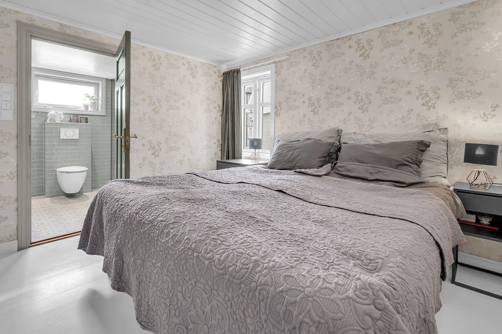 Hovedsoverom i 1. etg med eget bad og walk in garderobe Galleribilde