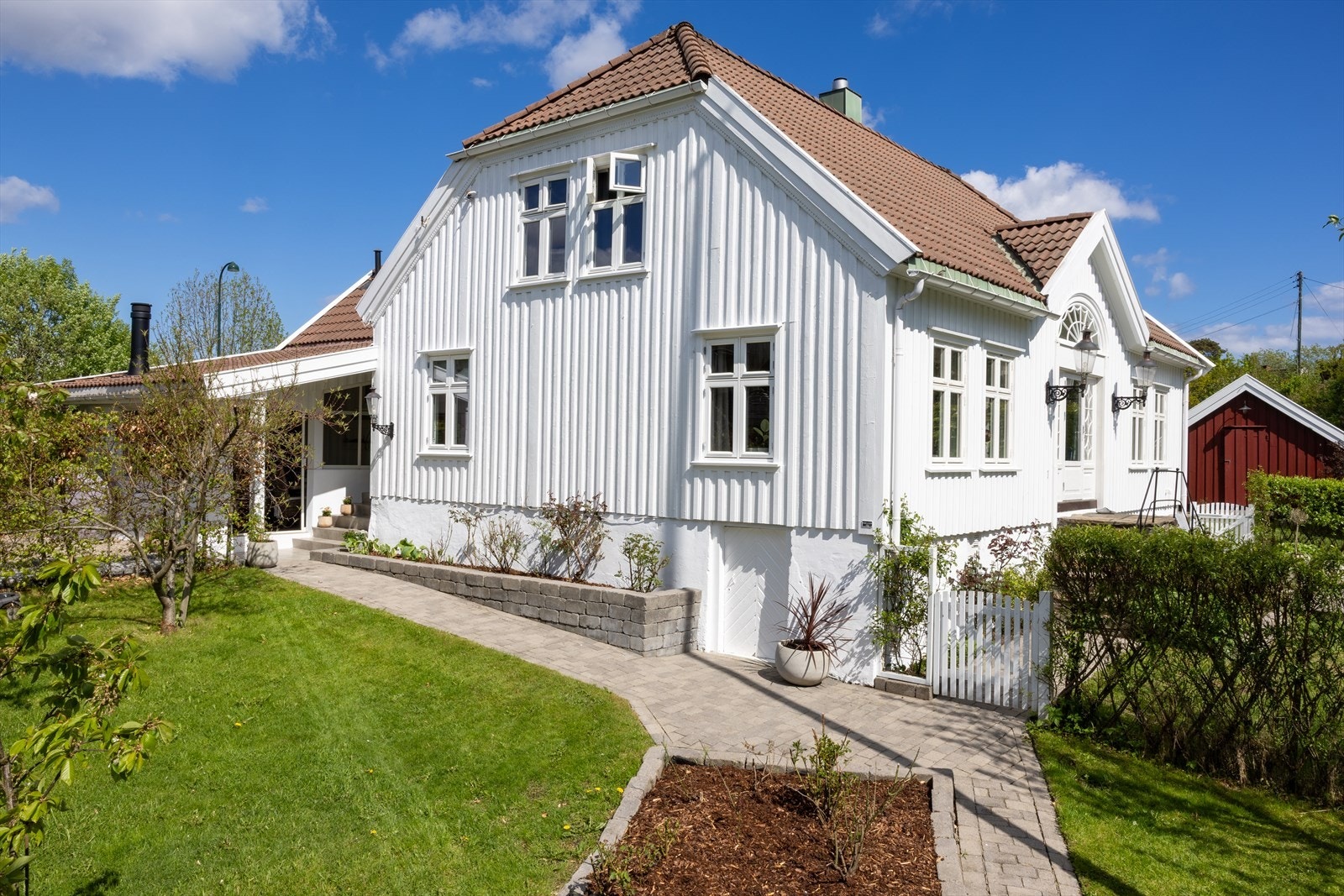 Nye vinduer fra Hansen og Justnæs i store deler av huset. Ornament-vinduer i front er restaurert av Lunden Snekkerverksted i 2020. Galleribilde