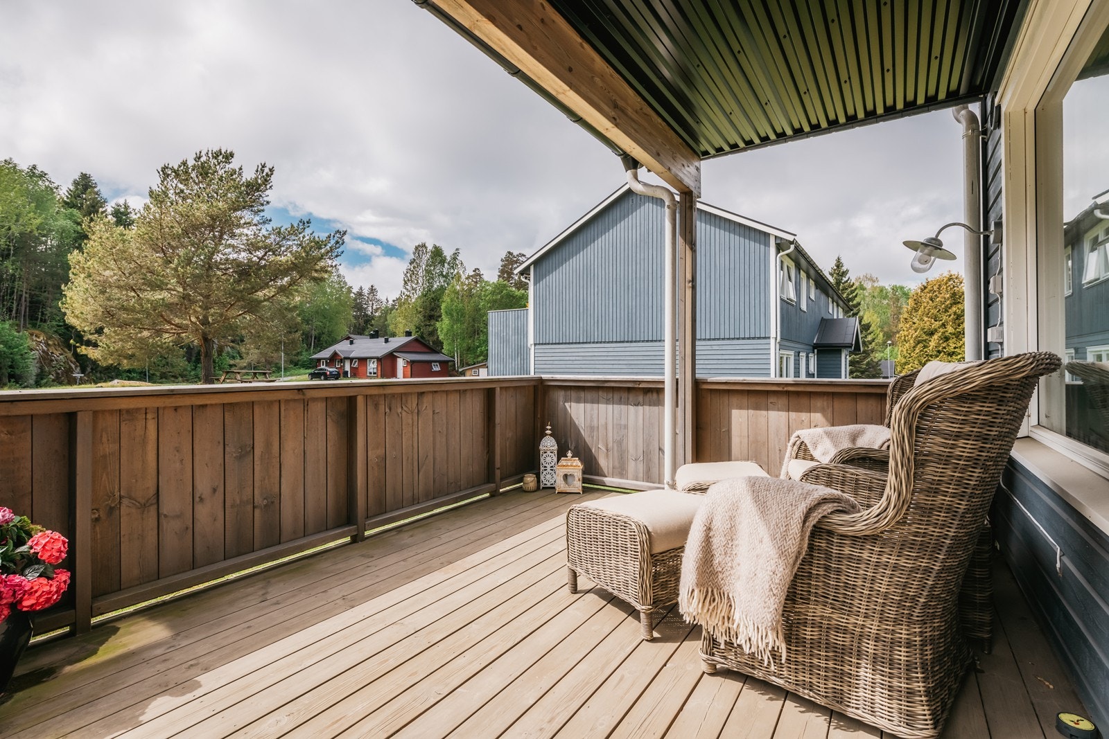Deilig terrasse mot sydvest med solrike forhold og fritt utsyn, stor felles hage ned fra terrasse. Galleribilde