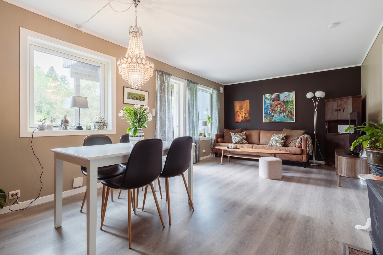 Romslig og pen stue med moderne fargevalg. Utgang til stor solrik terrasse mot sydvest. Galleribilde