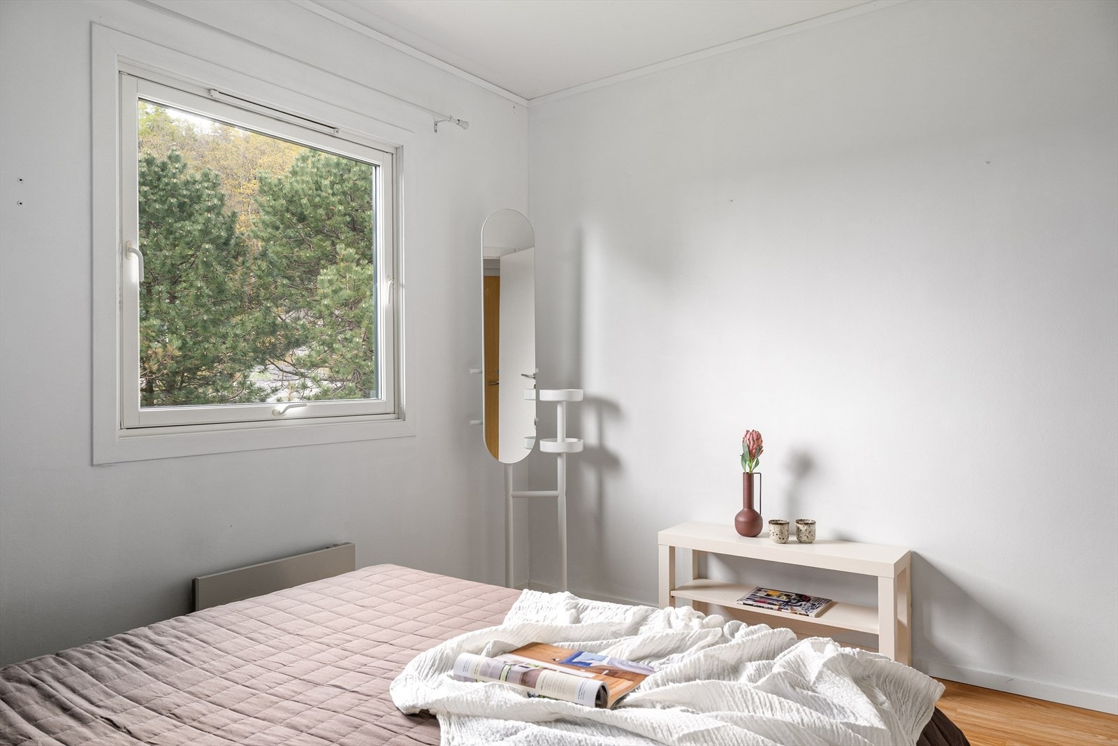 Hovedsoverommet er lyst og romslig, med plass til seng, småmøbler og garderobeskap. Galleribilde