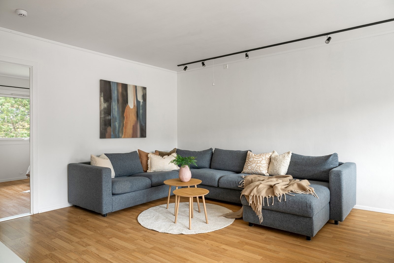 Stue med god plass til sofagruppe, samt møbler som hyller og TV-seksjon. Galleribilde