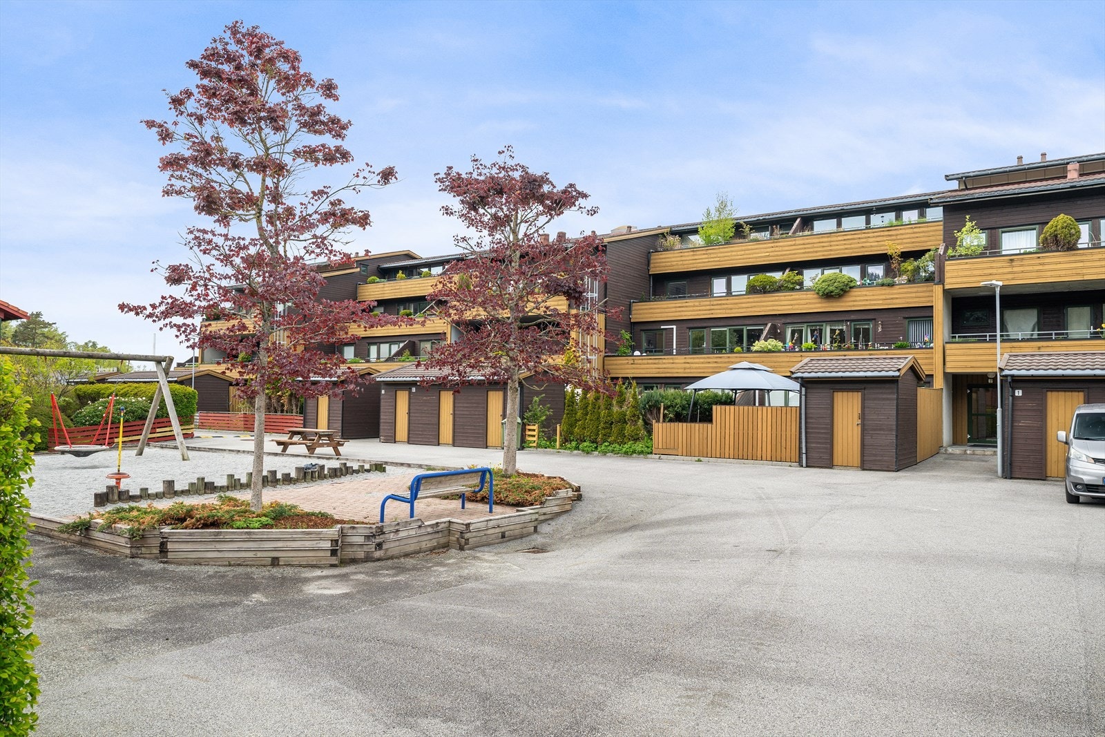 Felles eiertomt for borettslaget. Uteområdet er barnevennlig og har en lekeplass, noe som gjør det godt tilrettelagt for familier og gir trygge og hyggelige omgivelser for lek og aktivitet. Galleribilde