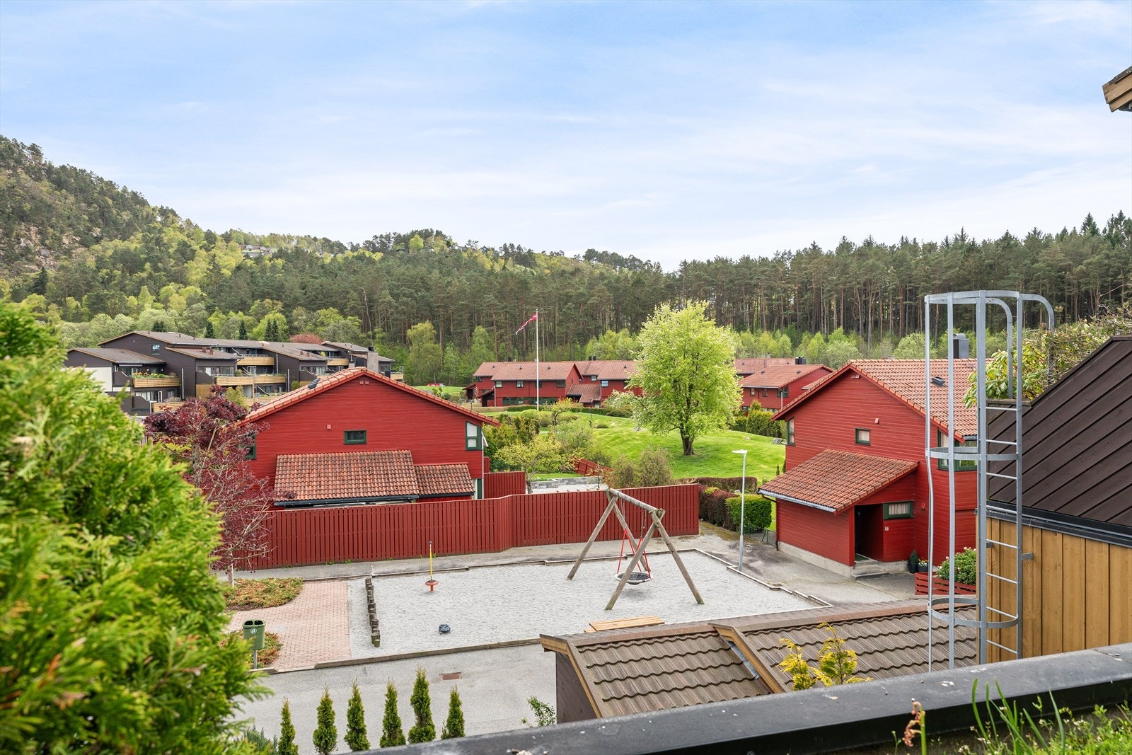 Fellesarealer er ryddig og pent opparbeidet med gressplen, bed, busker, terrasser, diverse beplantning og asfalterte internveier og parkeringsarealer. Galleribilde
