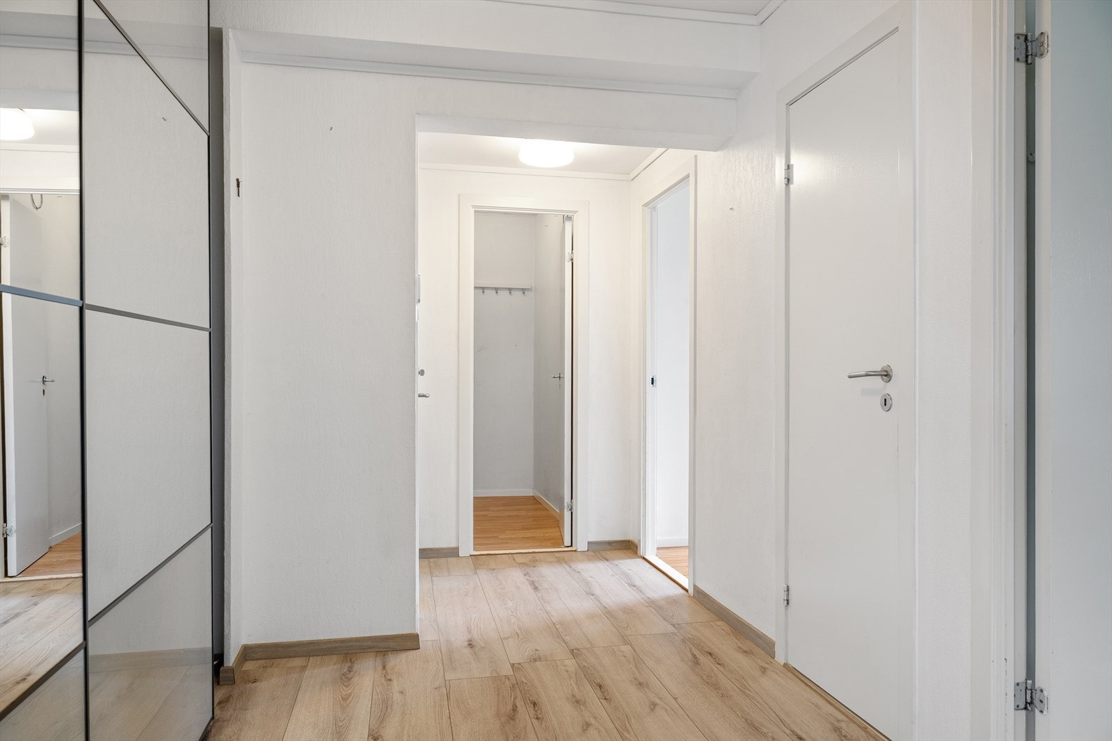 Velkommen inn! Entréen har god plass til oppheng av yttertøy og oppbevaring av sko, og gir et ryddig og praktisk førsteinntrykk av boligen. Galleribilde