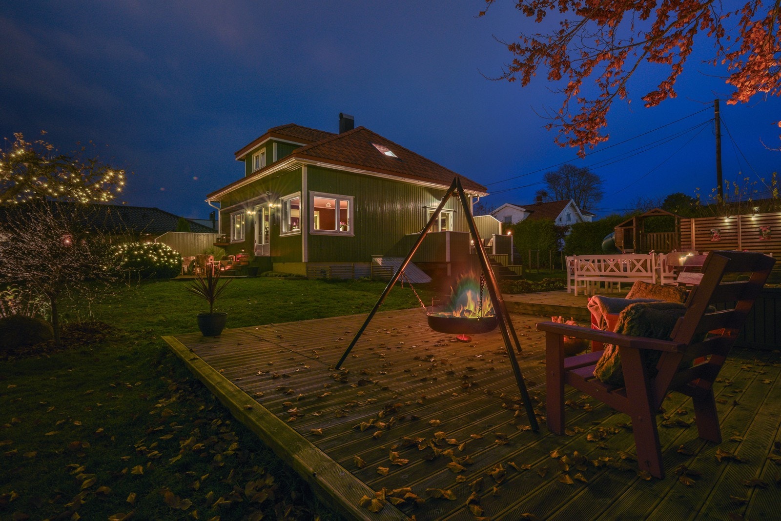 Stemningsfulle uteplasser med belysning og bålpanne - perfekt for lange sommerkvelder. Fotograf: Marie Waagan Galleribilde