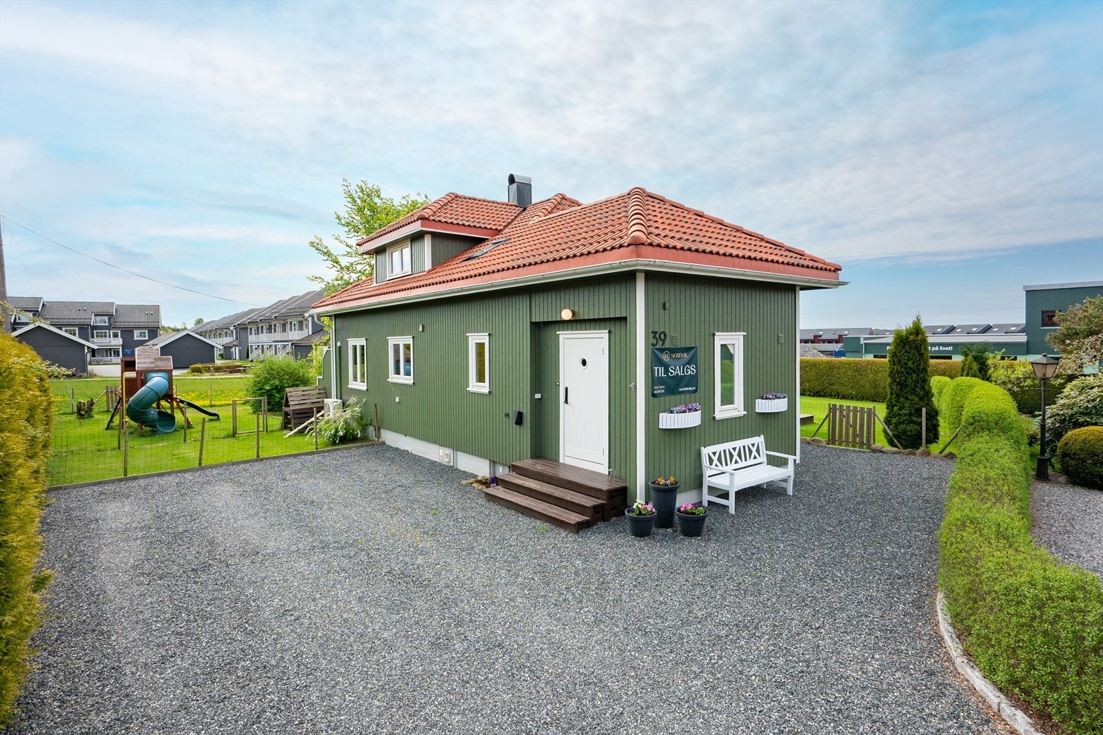 Parkering gjøres enkelt på gruset gårdsplass rett utenfor døren. Galleribilde