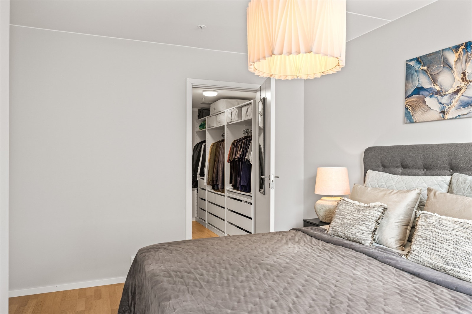 Fra hovedsoverommet går man rett inn i et stort
walk-in closet. Galleribilde
