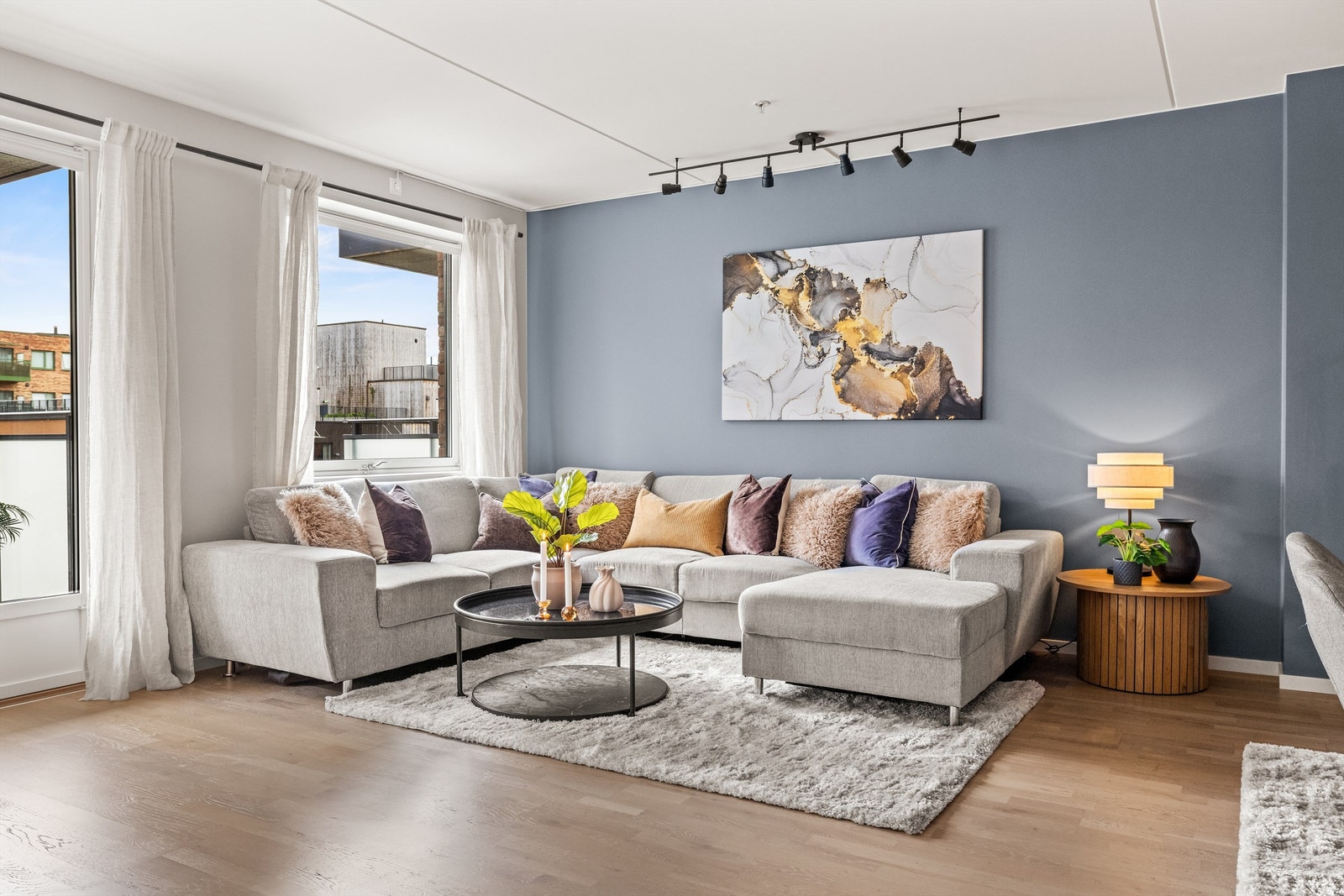 I stuen er det mange møbleringsmuligheter og god plass til stor salong. Galleribilde