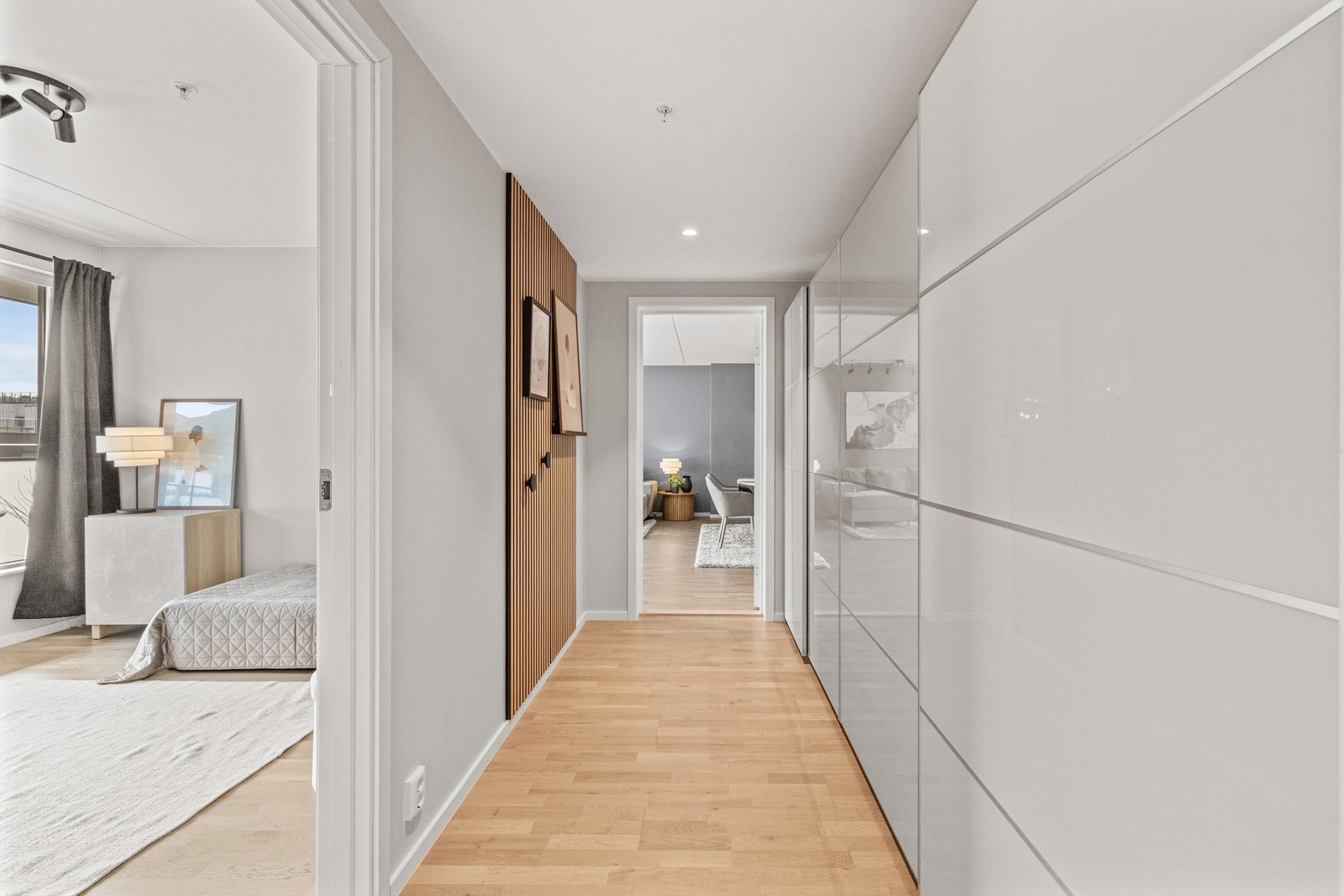 Stor garderobe og oppbevaringsplass i gangen. Galleribilde