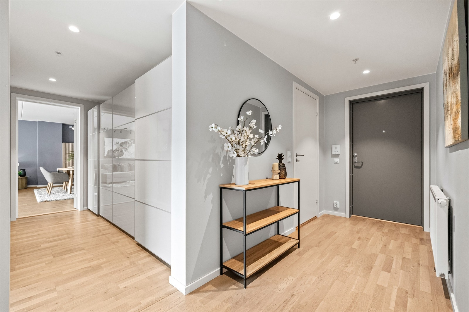 Stor og hyggelig entrè med god plass til å ta imot gjester. Galleribilde