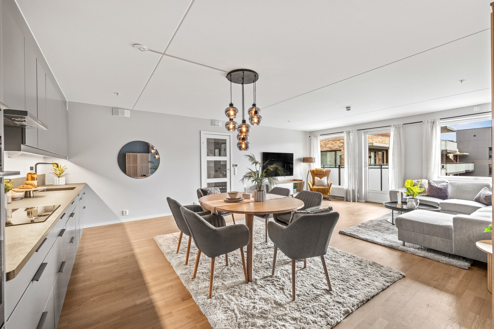 Leiligheten har en moderne løsning, med romslig plass til langbord. Galleribilde