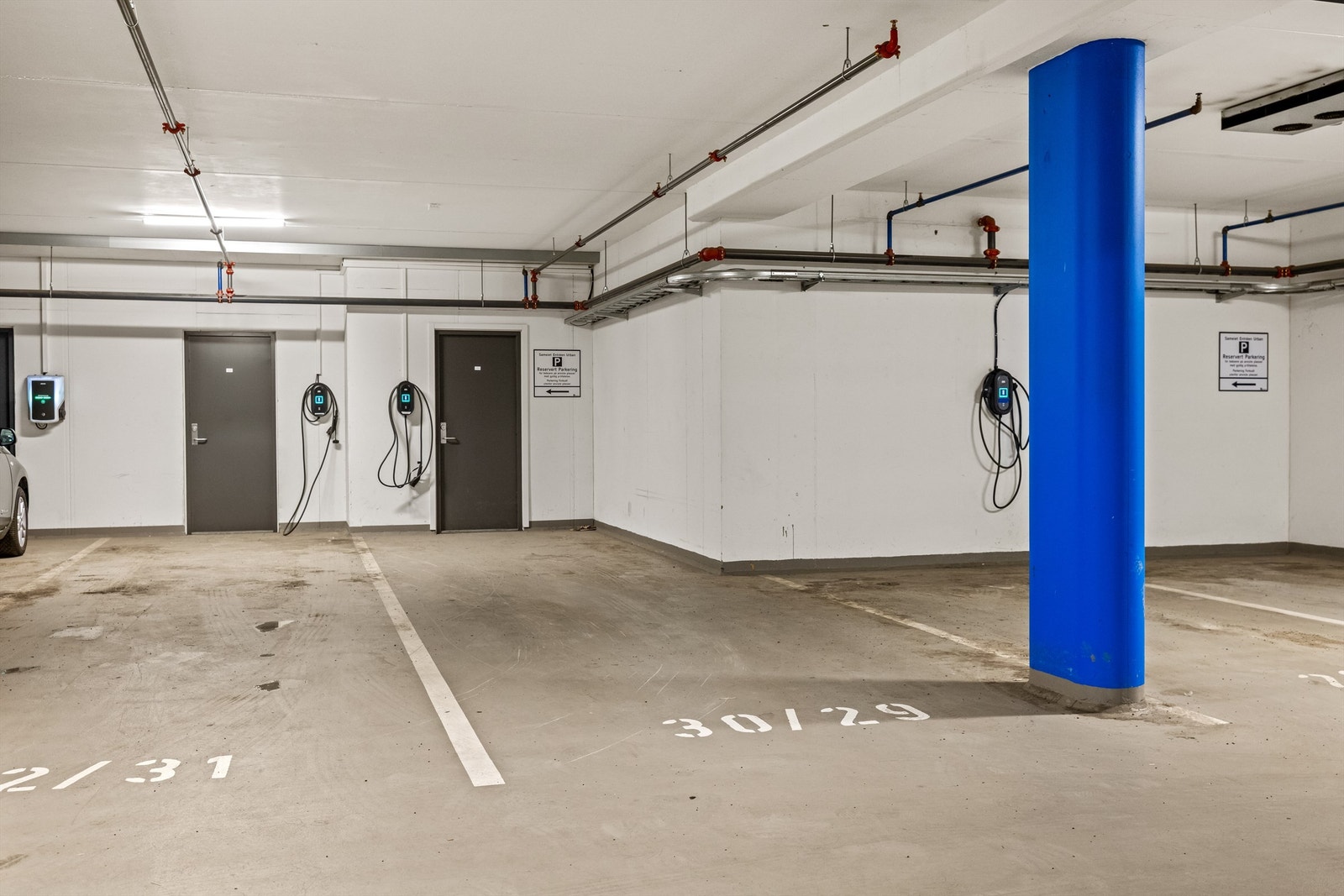 Med leiligheten føler en dobbel parkeringplass Galleribilde