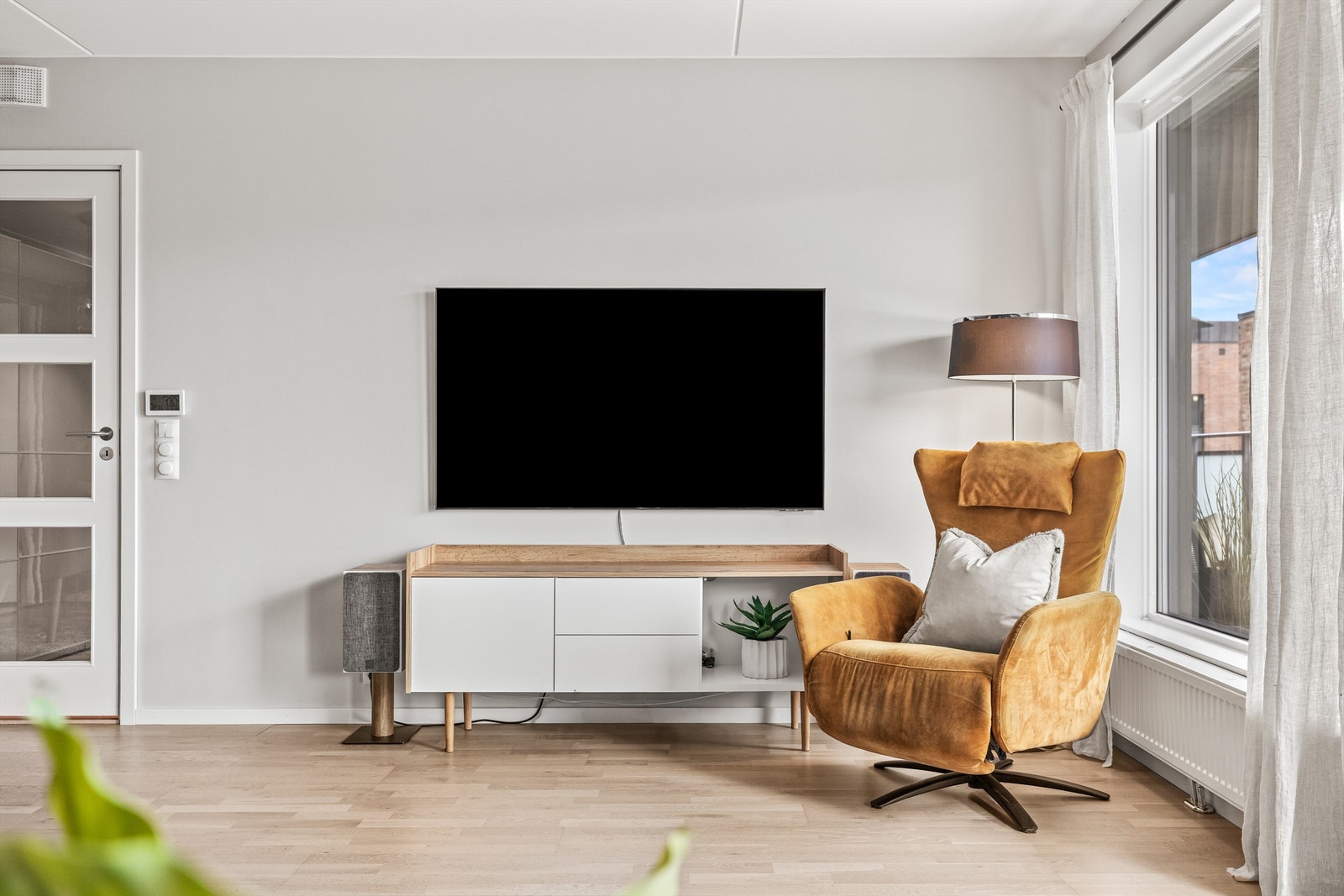 Her er det rikelig plass til stor tv om man skulle ønske det. Galleribilde