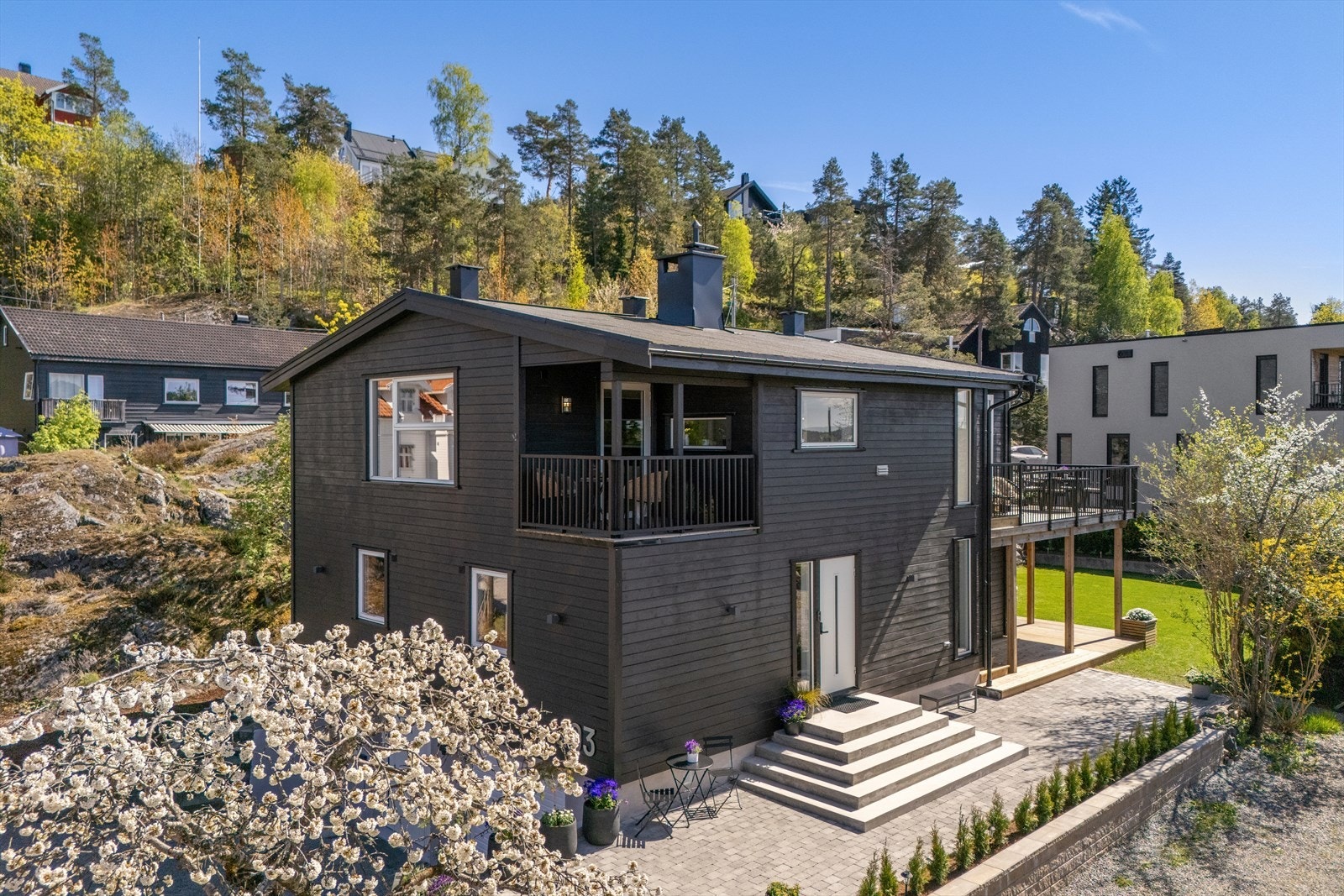 Velkommen til denne påkostede eneboligen med en attraktiv beliggenhet. Galleribilde