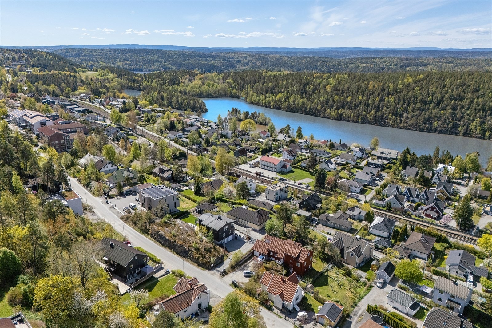 Boligen ligger i et veletablert og attraktivt boligområde på Solbråtan. Galleribilde