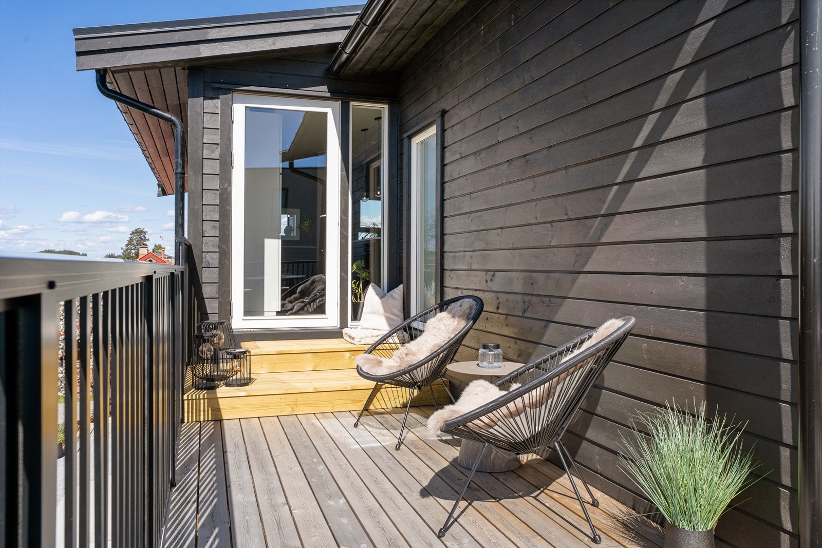 Den mindre balkongen har utgang fra spisestuen. Galleribilde