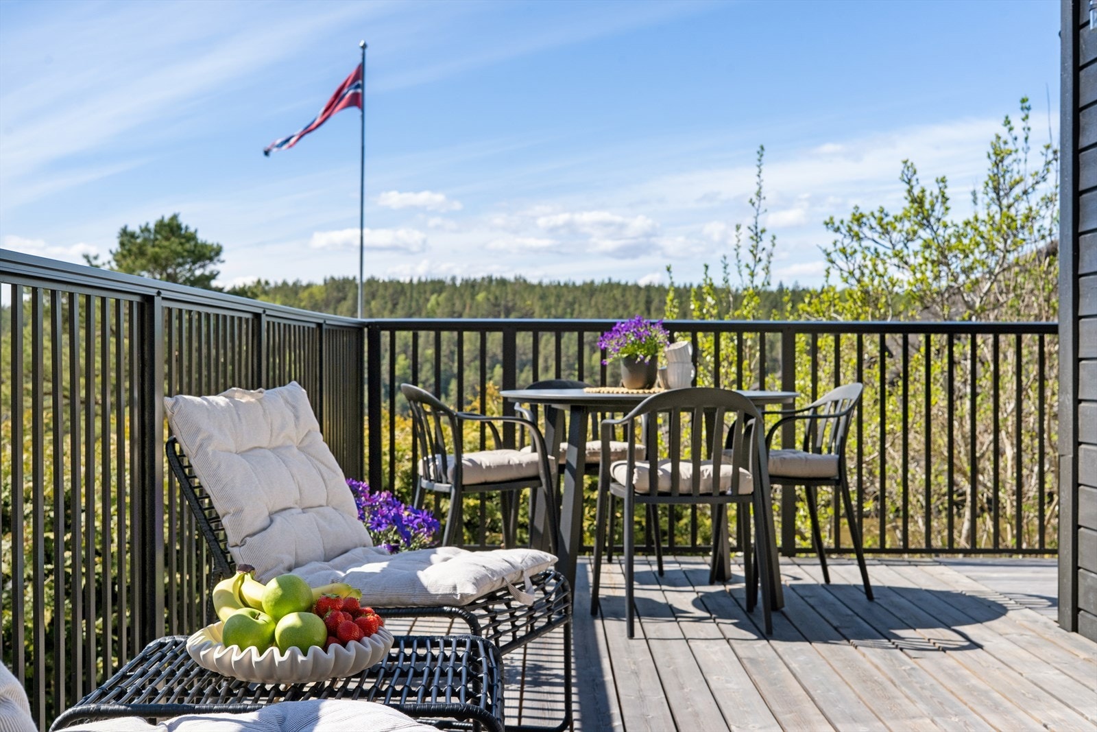 Terrassen utenfor stuen er en perfekt plass for måltider utendørs. Galleribilde
