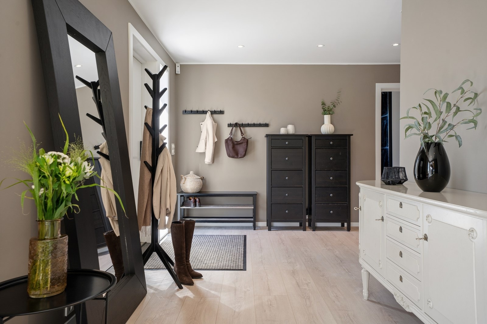 God plass til oppbevaring av yttertøy og sko i entré og tilhørende garderobe. Galleribilde
