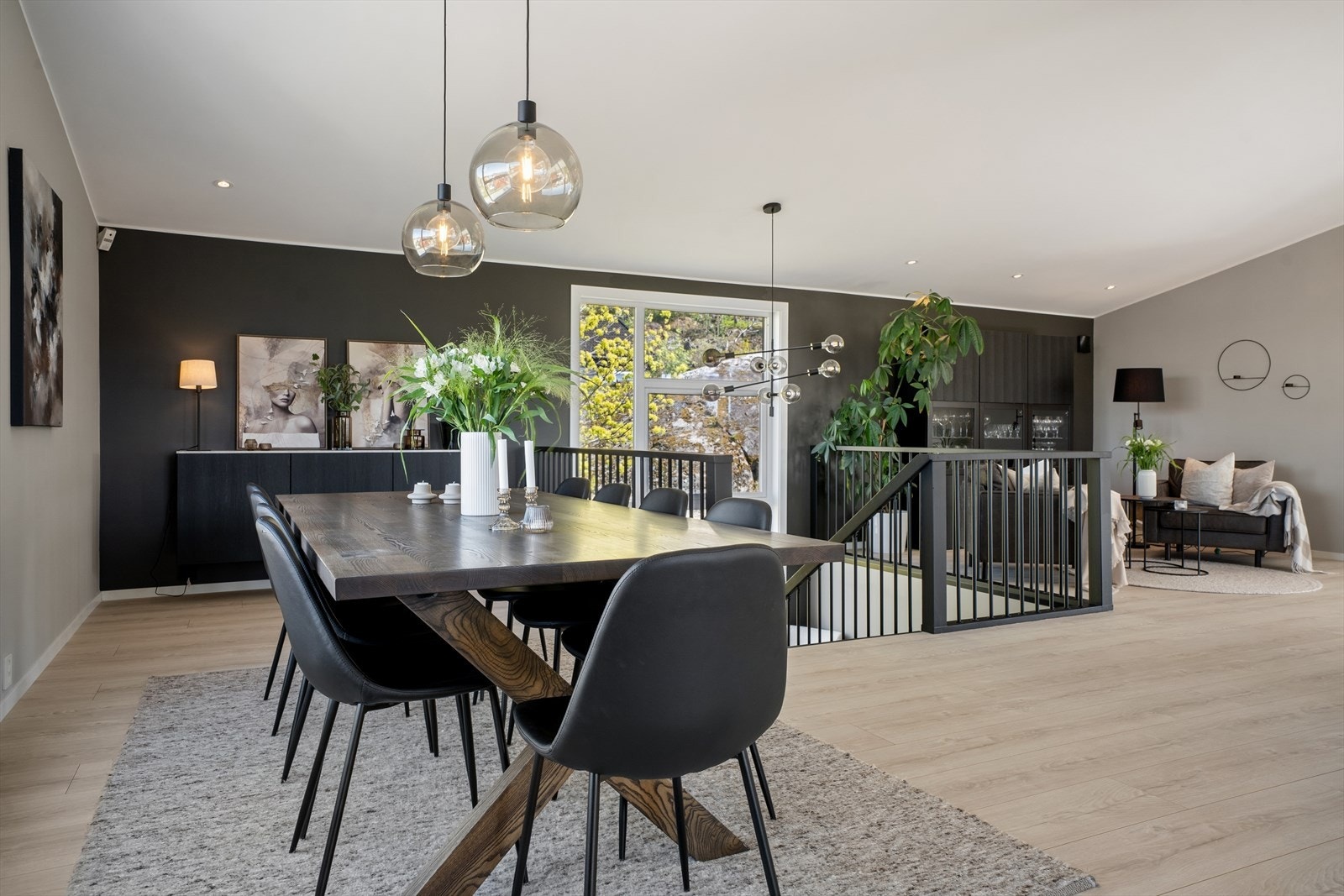 Spisestuen har plass til et stort langbord for sosiale sammenkomster. Galleribilde