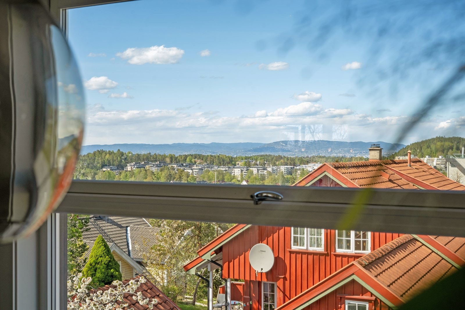 Gjennomgående vinduer gir utsyn i flere retninger. Her ser fritt og fint til Holmenkollen! Galleribilde