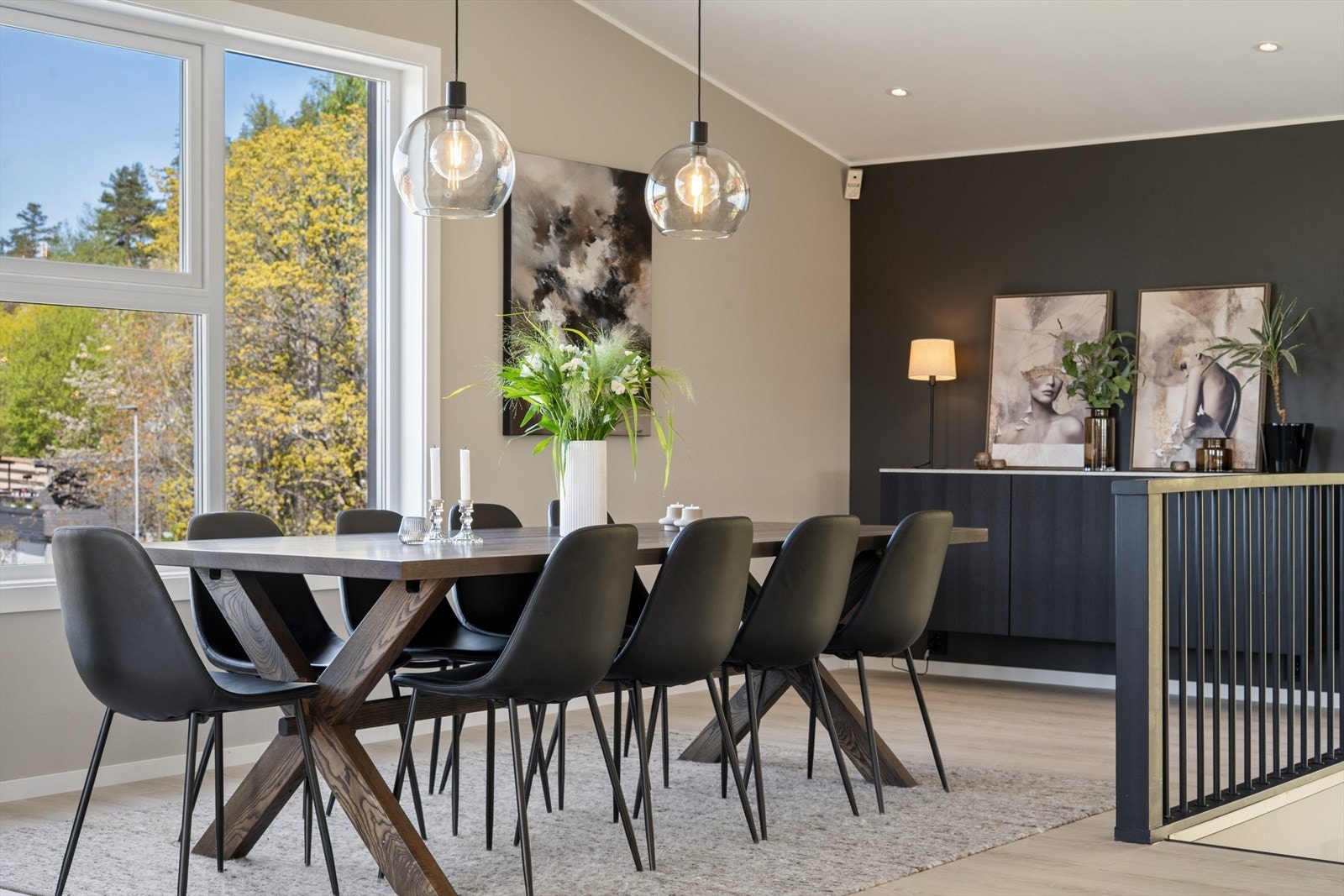 Store vindusflater med 2- og 3-lags isolerglass fra 2019 og 2020 slipper inn rikelig med dagslys. Galleribilde