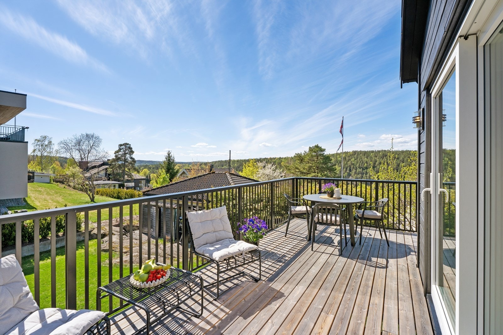 Sydevedt terrasse med gode solforhold. Her er det god plass til både spisebord og loungegruppe. Galleribilde