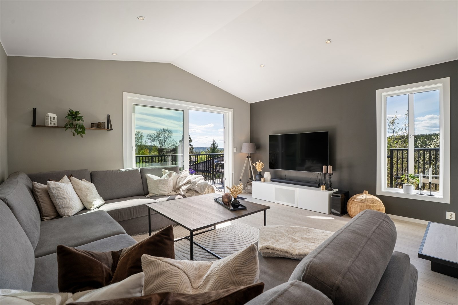 Fra stuen er det utgang til en romslig veranda på ca. 26 kvadratmeter via skyvedør fra 2020. Galleribilde