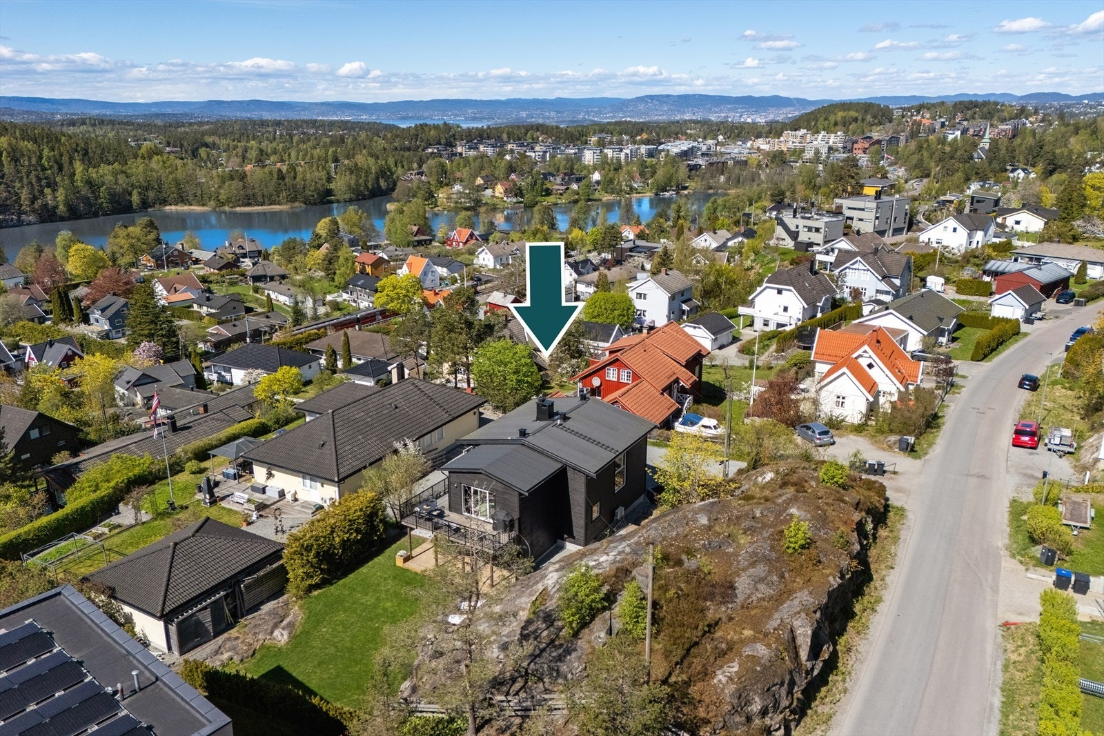 Rolig og barnevennlig beliggenhet med 2 minutters gange til Solbråtan stasjon, med 23 min togtur til Oslo S. Tinglyst snarvei medfølger eiendommen! Galleribilde