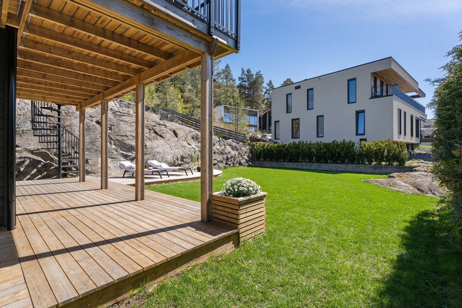 Under verandaen er det en overbygget uteplass med adkomst til hagen. Galleribilde