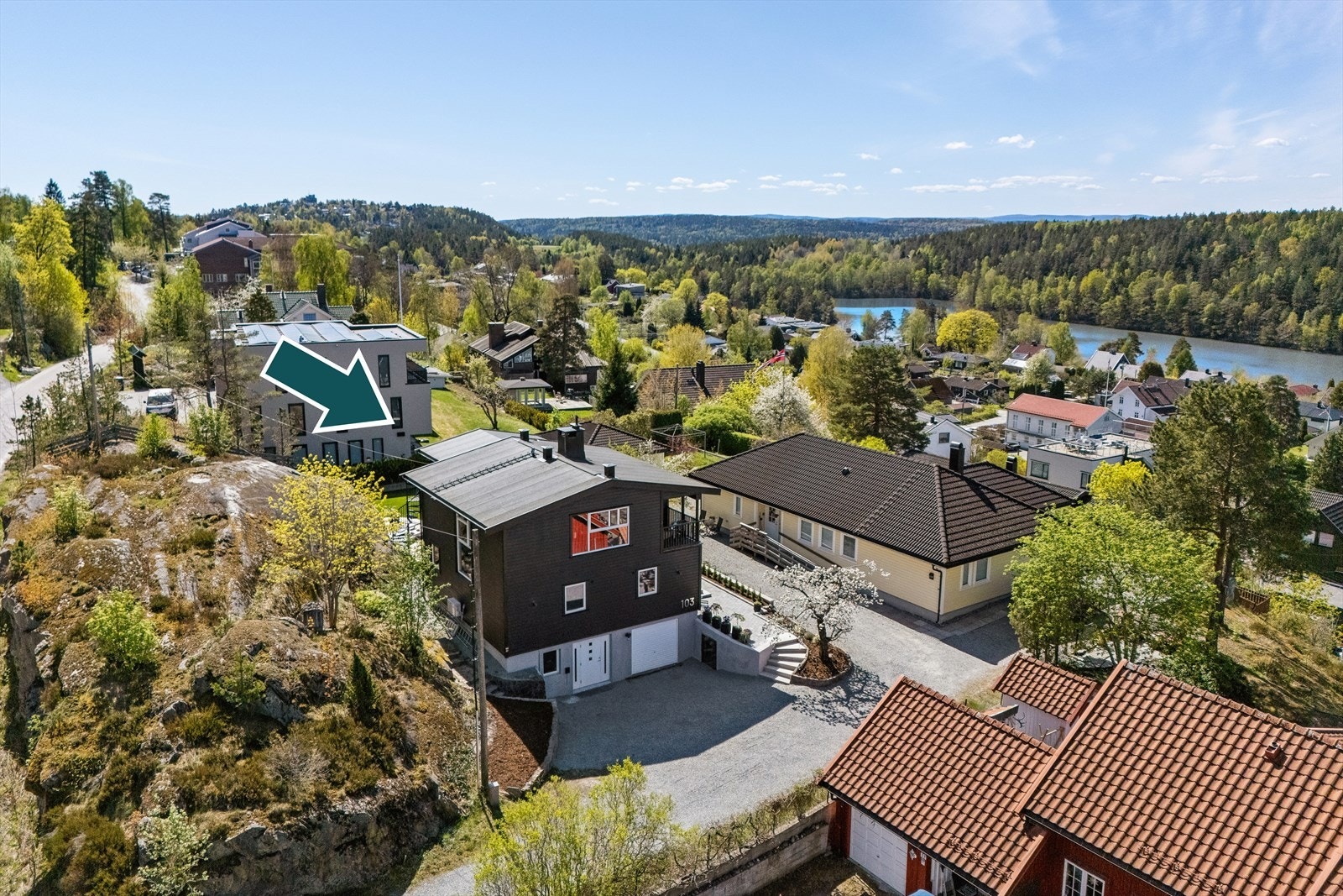 Eiendommen har en høy og fri beliggenhet. Garasje og gruset gårdsplass med EL-billader. Galleribilde