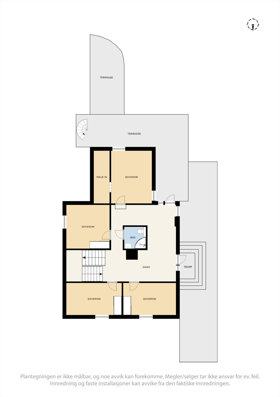 Første etasje inneholder boligens private sone med entré, fire soverom, garderobe og et bad. Galleribilde