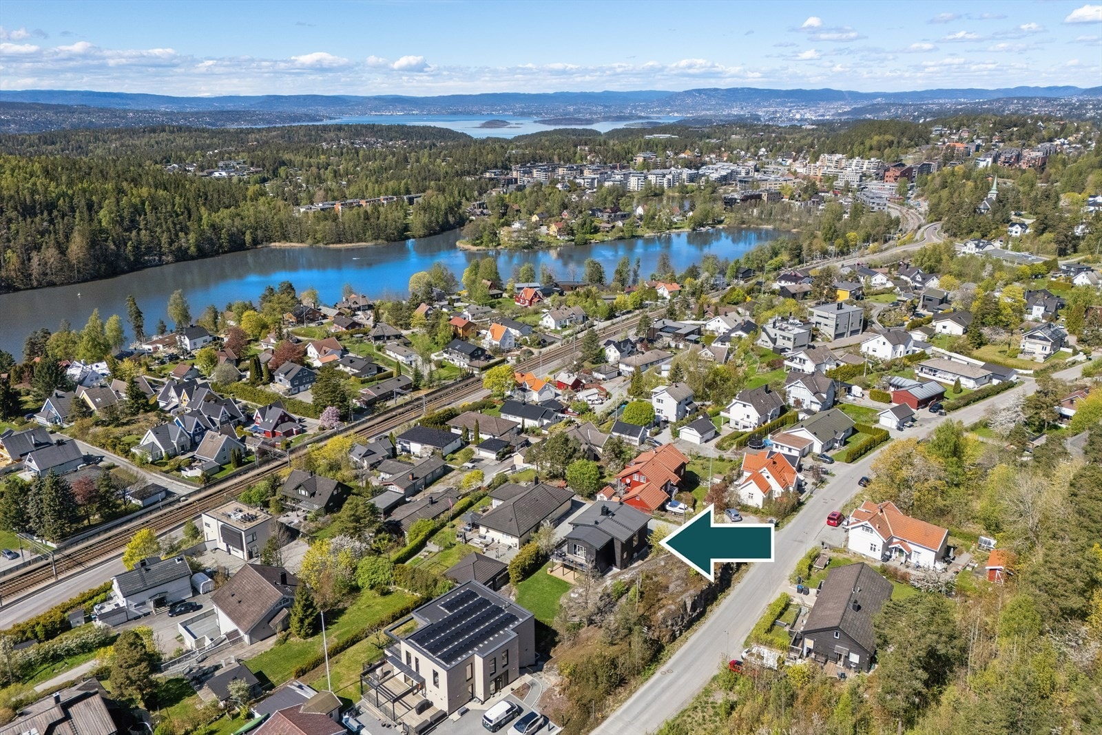 Fra eiendommen er det kun 6 minutters gange til bussholdeplass med ekspressbuss til Oslo. Galleribilde