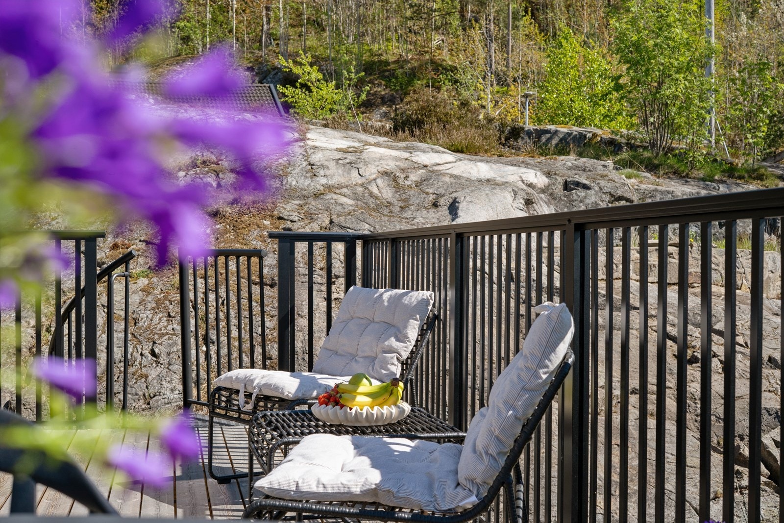 Rekkverk i aluminimum med en høyde på ca. 102-103 cm sikrer uteplassene. Galleribilde