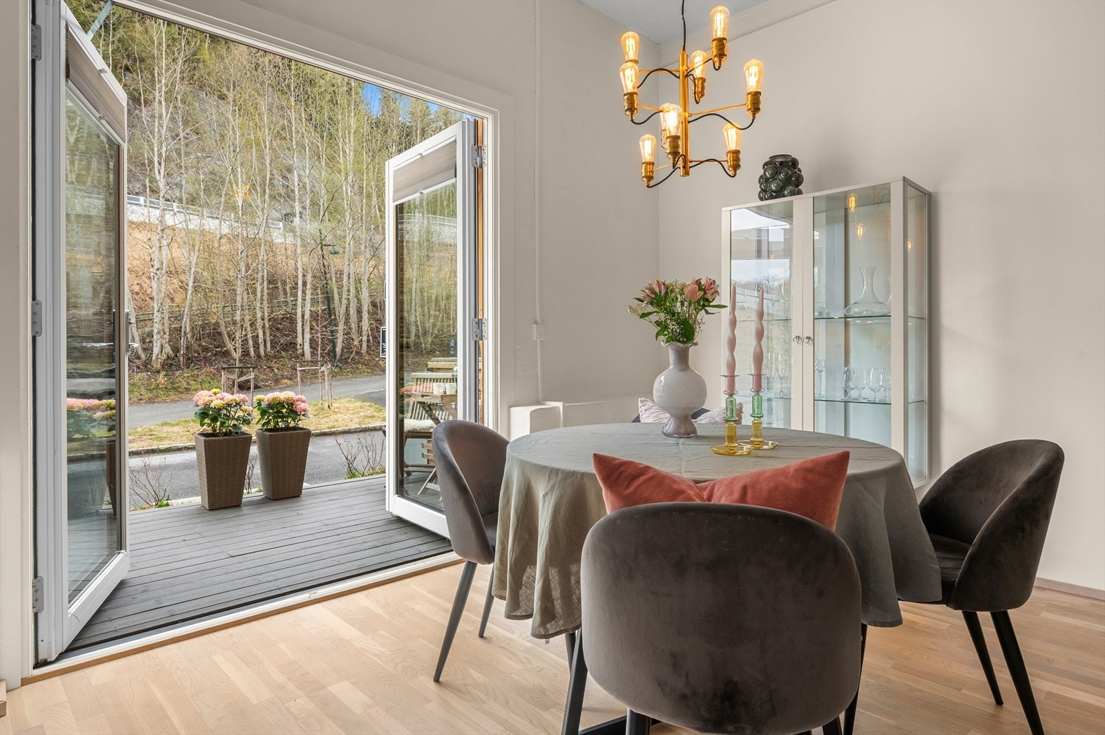 og foldedører ut til stor terrasse Galleribilde