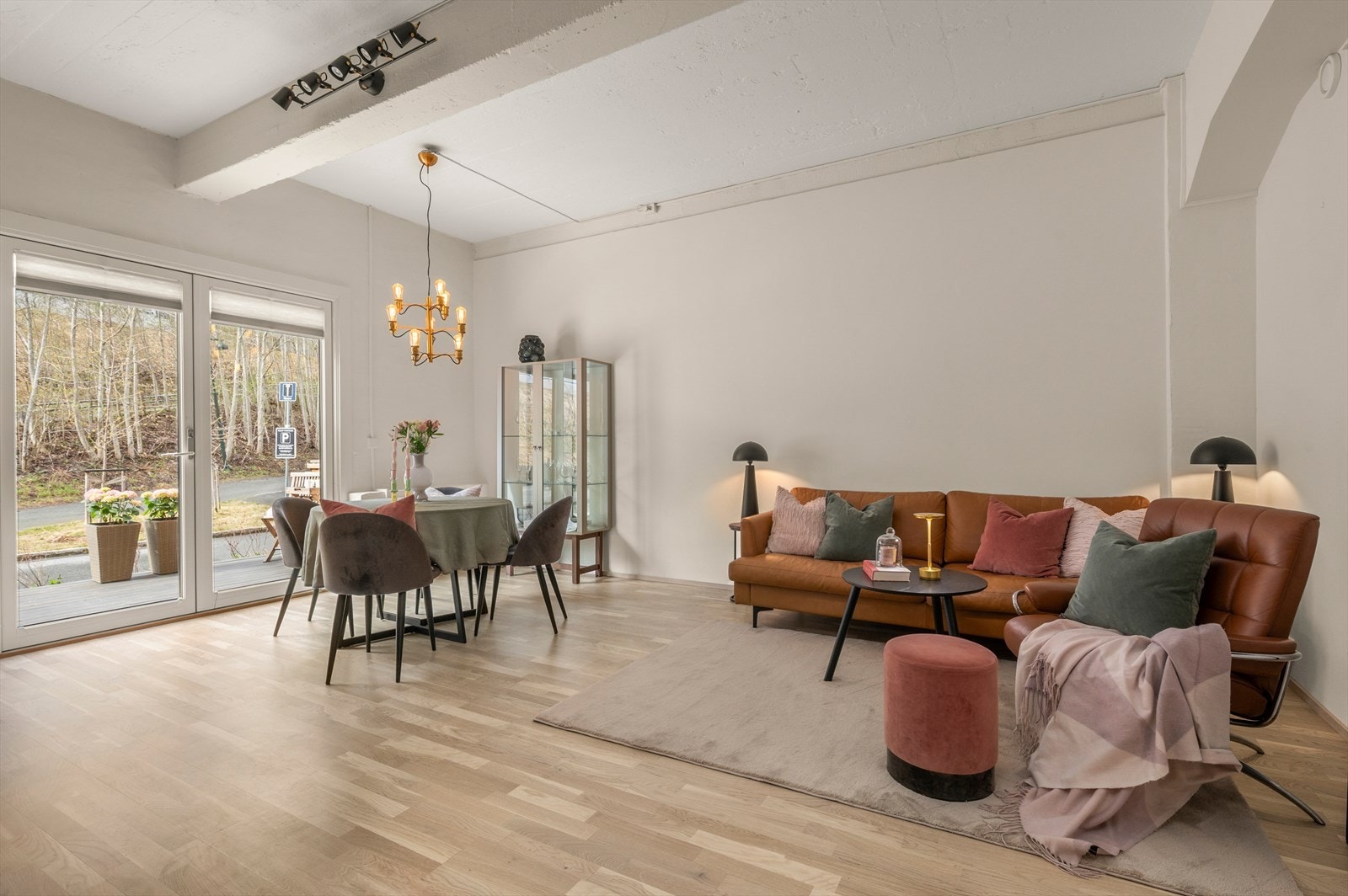Bygget og leiligheten ble nyrenovert i 2024 og har moderne kvaliteter som fjernvarme, balansert ventilasjon og heis i bygget Galleribilde