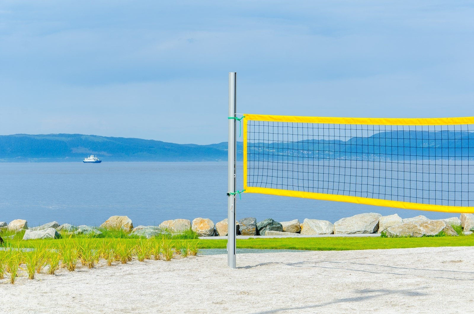 Her bor du tett på store grøntarealer langs strandpromenaden, med bla. sandvolleyballbane, lekeplass og bademuligheter. Galleribilde