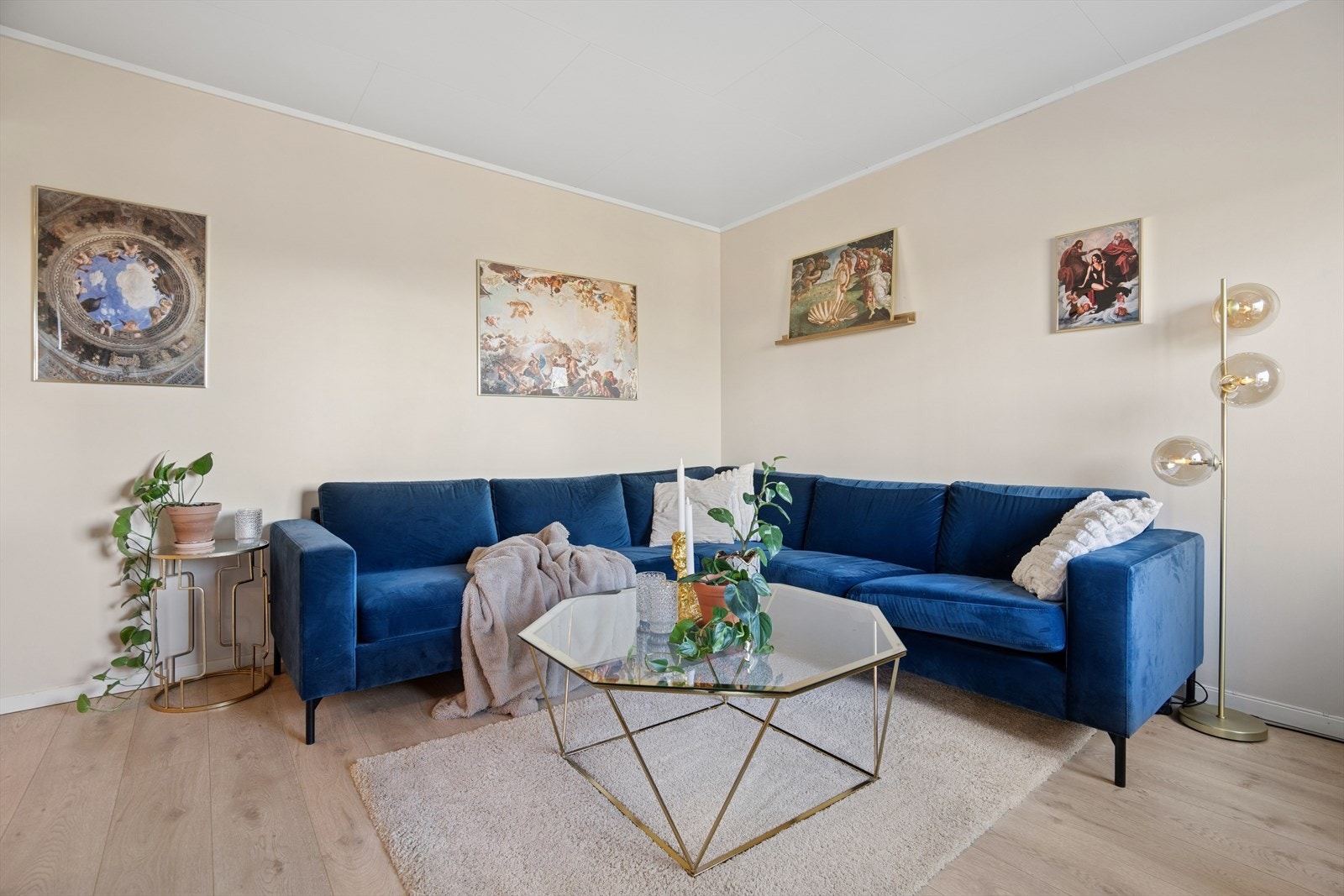Stuen er romslig og innbydende, med god plass til både sofagruppe og en trivelig spiseplass. Galleribilde