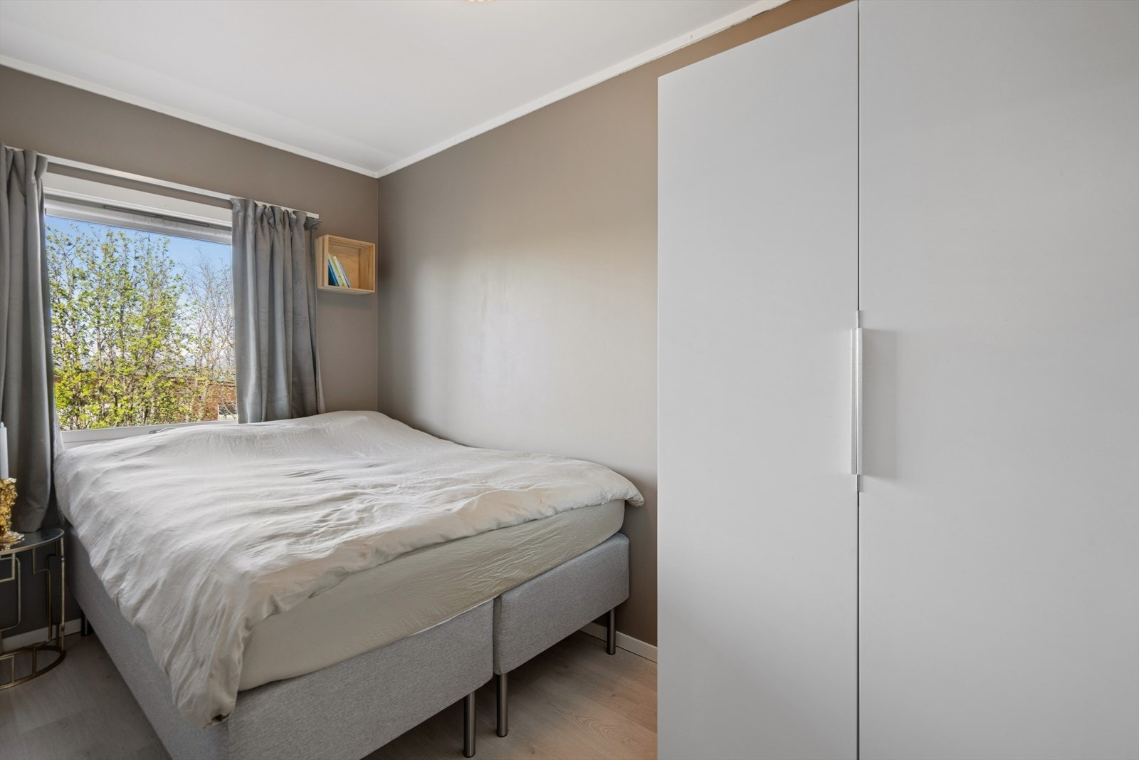 Romslig soverom med en stor og god garderobe med mye lagringsplass. Galleribilde