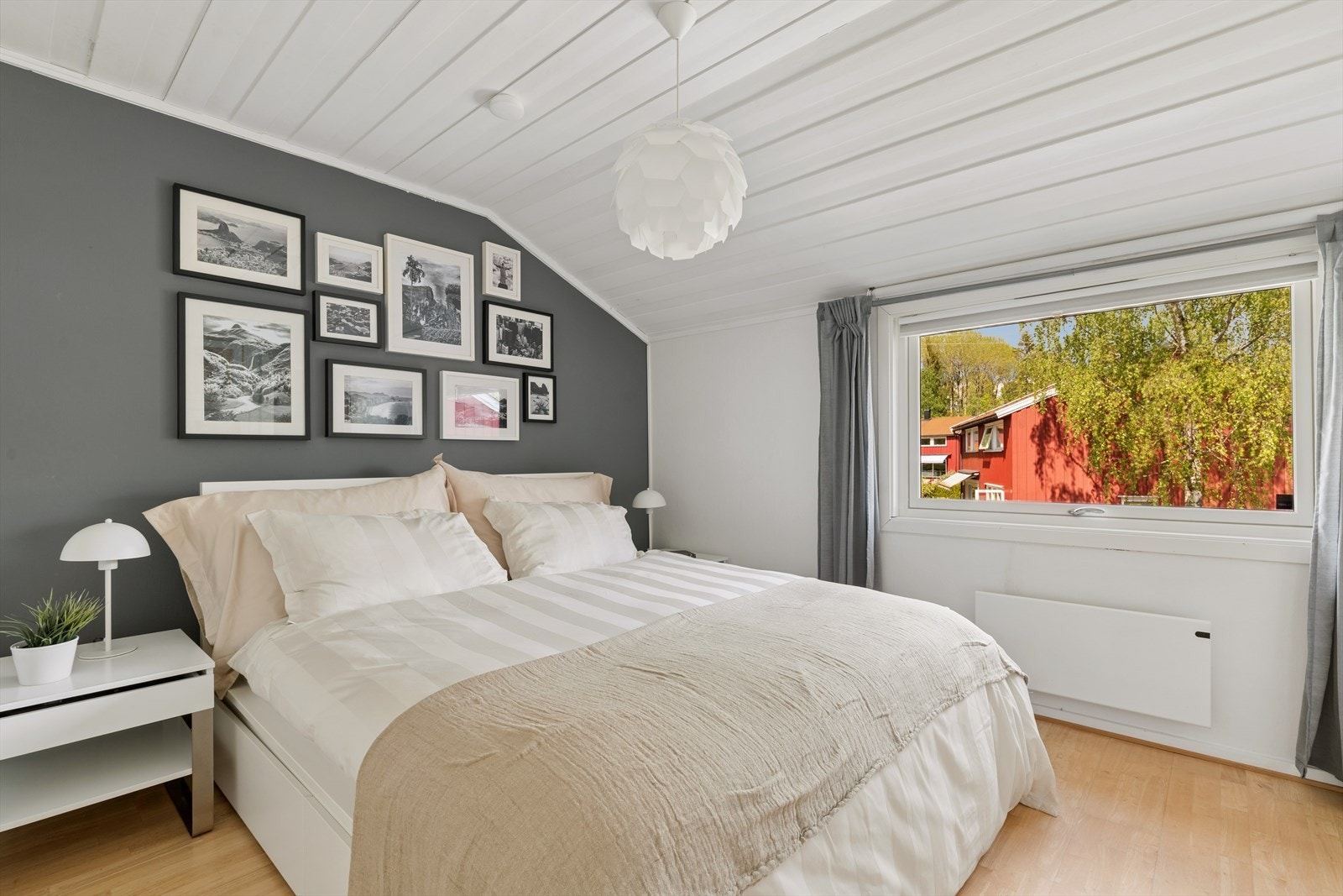 Hovedsoverom med god plass til dobbeltseng og nattbord ved siden av. Nye vinduer i denne etasjen i 2015. Galleribilde