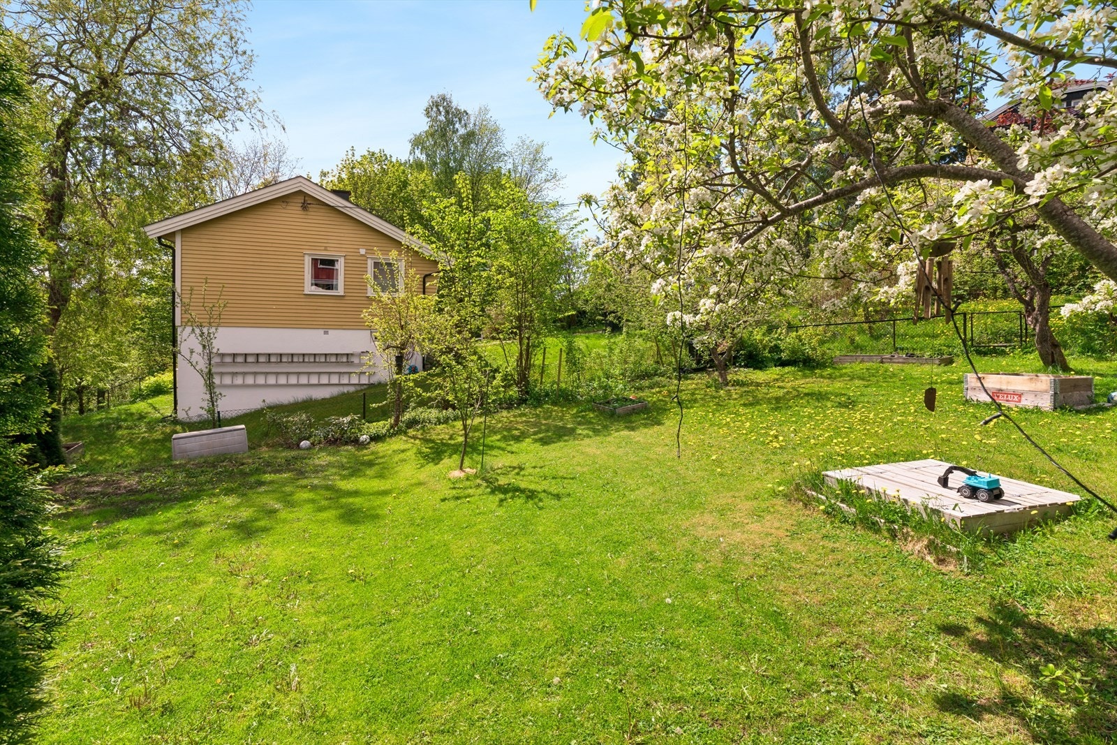 Tomten for denne husrekken er felles og boligene er seksjonert. Galleribilde