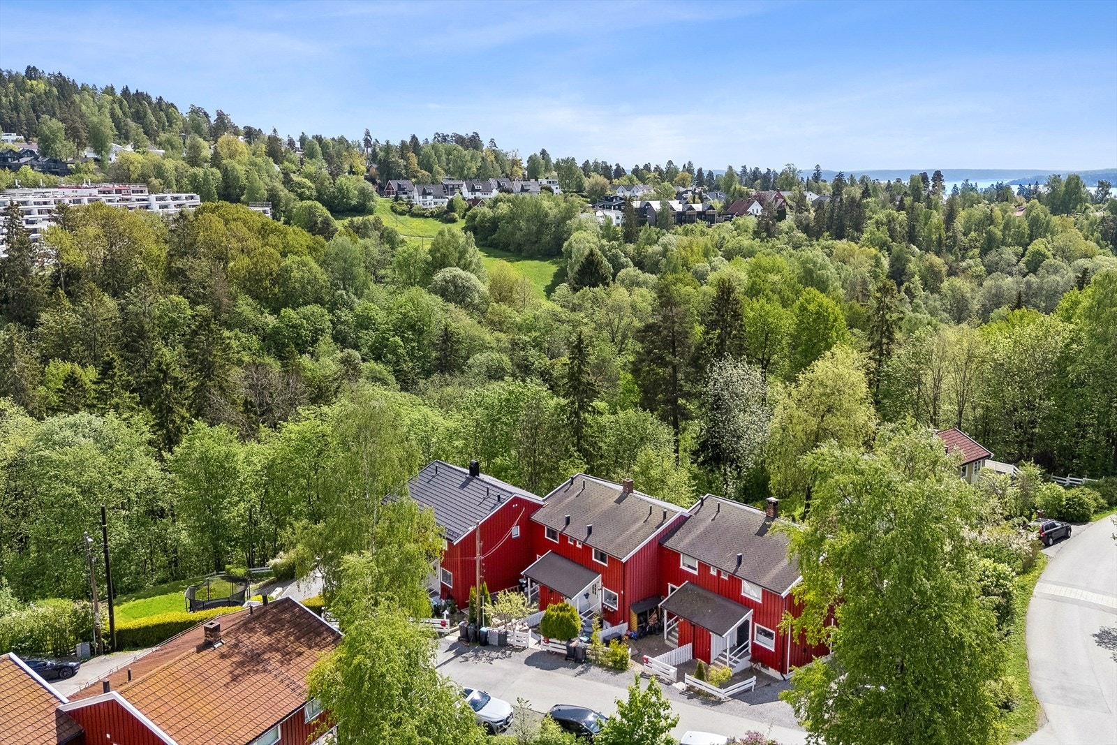 Lysakerelven går nedenfor eiendommen, det går en tursti ned fra området. Galleribilde