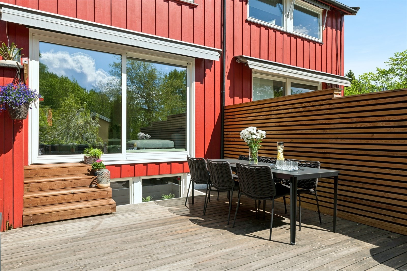 God plass til spiseplass, grillen og loungemøbler på terrassen. Markise. Galleribilde