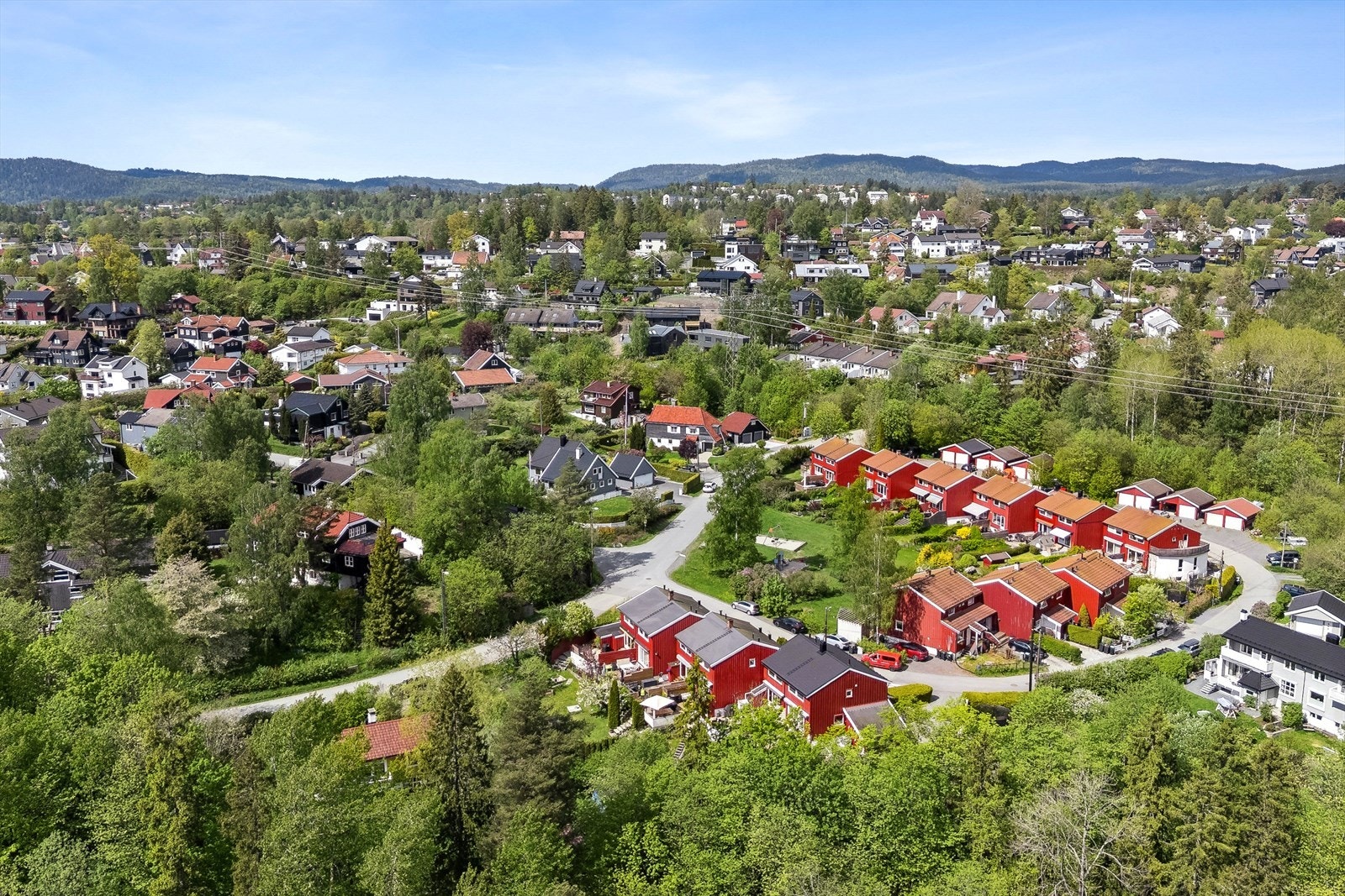Veien rundt området er enveiskjørt, innkjøring langs garasjerekken. Galleribilde