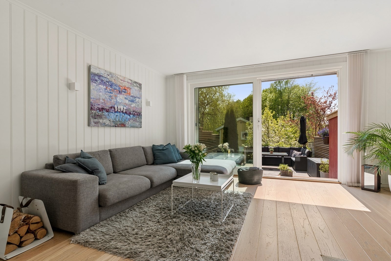Lys og trivelig stue, hvor du har terrasse og hage "rett inn i stuen"! Galleribilde