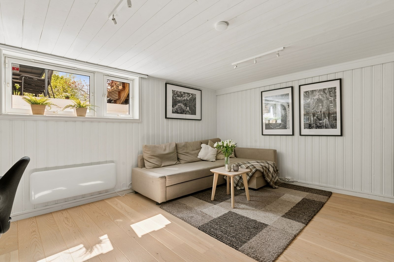 Lys og koselig kjellerstue, hvor det er satt inn større vindu for bedre lysflate. Galleribilde