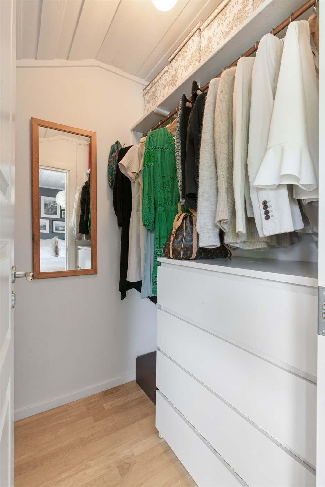 Walk-in-closet tilhørende hovedsoverommet, i tillegg finnes et kleskott. Galleribilde