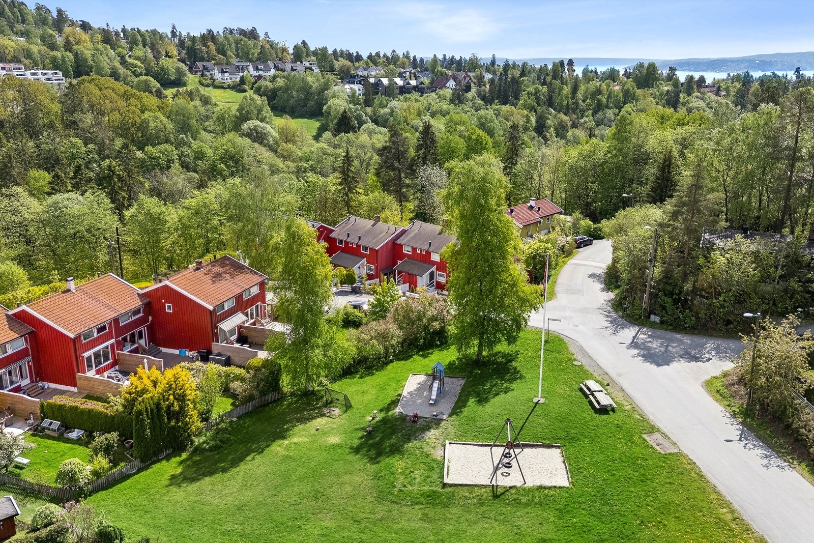 Du bor i landlige og grønne omgivelser, dog med kort avstand til forretninger, barnehager og skoler. Galleribilde