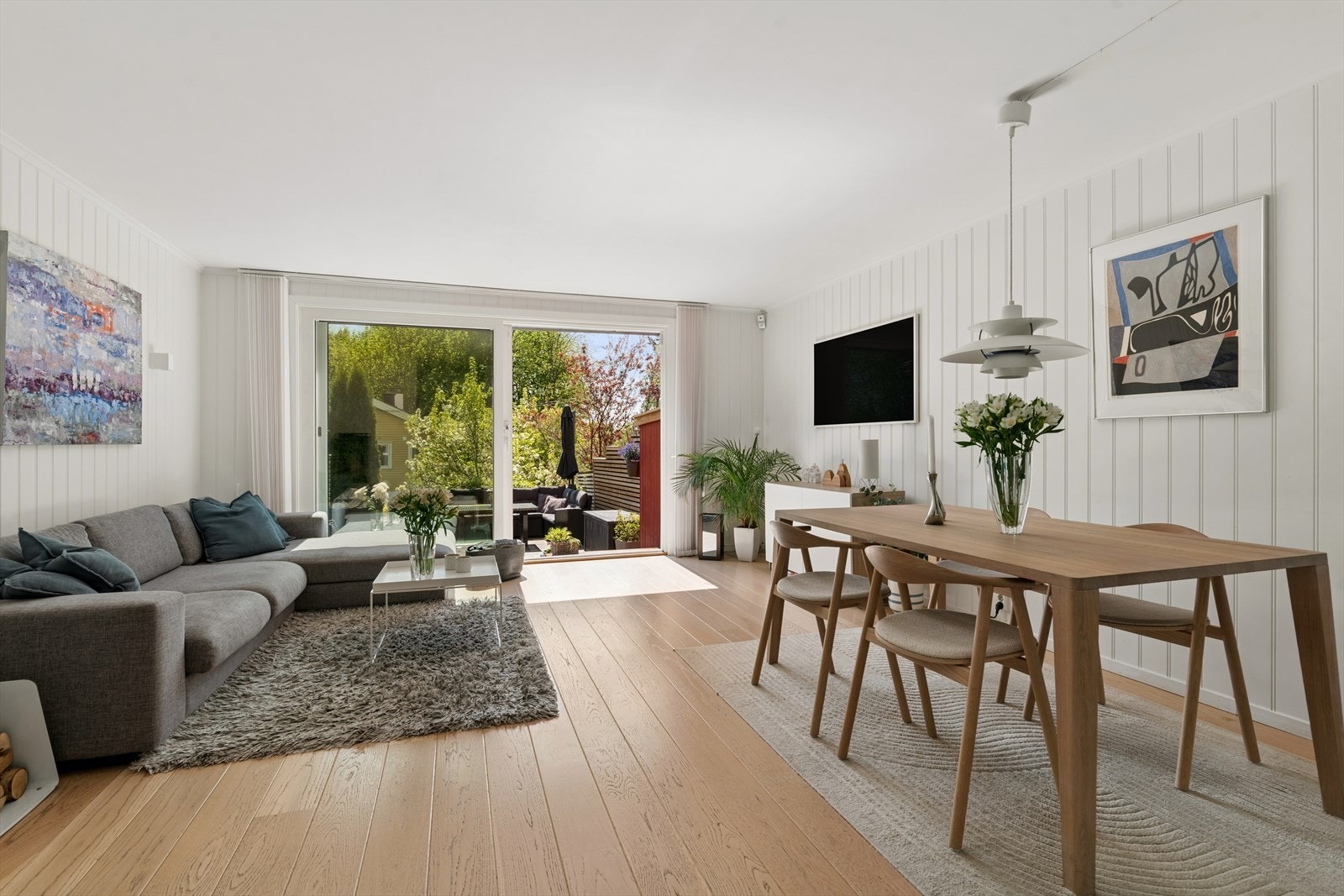 God plass til spisebord og sofagruppe. Galleribilde