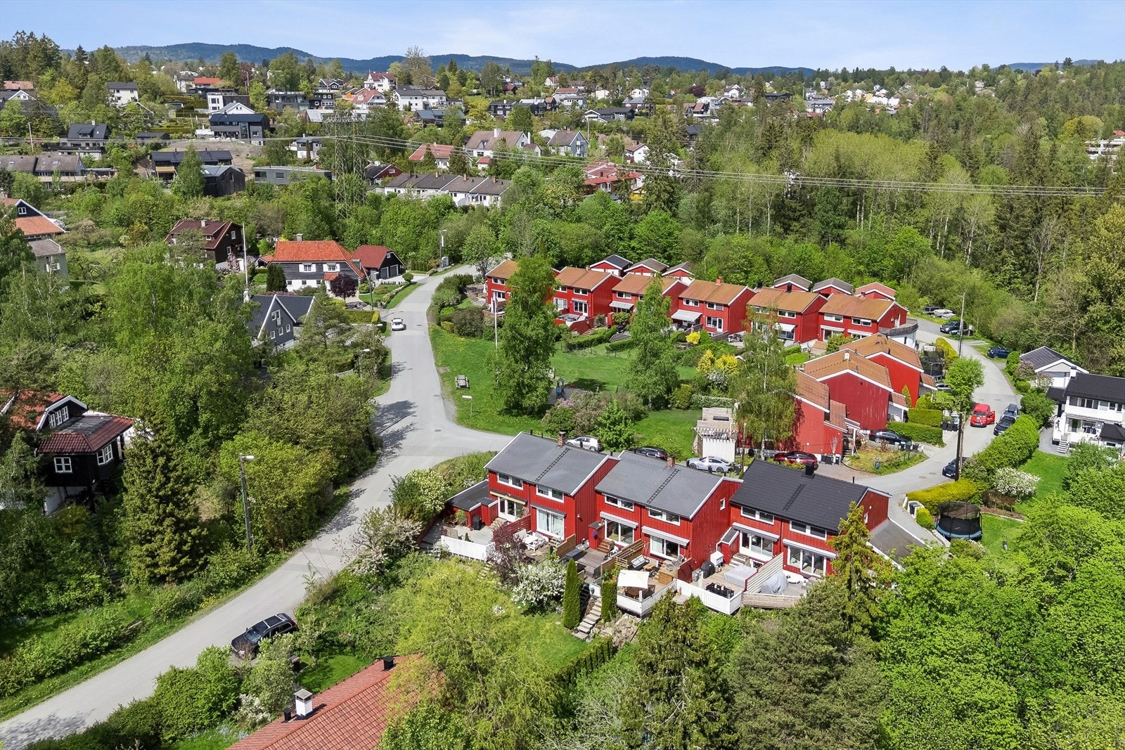 Velkommen til et av Jars hyggeligte og mest barnevennlige rekkehusfelt - Voll terrasse 53C! Galleribilde